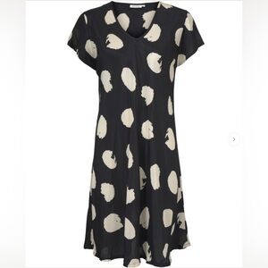 Masai Women’s Black & White Short Sleeve, V-neck tunic. Size L
